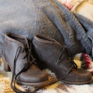 Clarks Brand Brown lace up ankle booties US 7.5